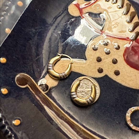 Bundle (2) pairs of  solid gold hoop earrings - Picture 5 of 6